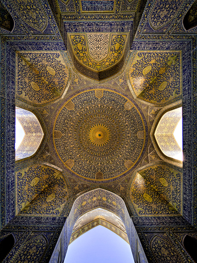 Illustration for article titled Extreme wide angle photos turn mosques into beautiful kaleidoscopes